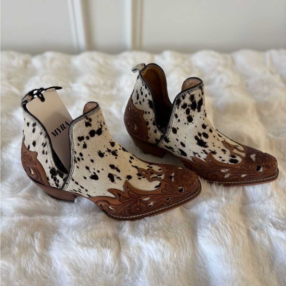 MYRA- WEST STREET WESTERN HAND-TOOLED BOOTIES IN BLACK & WHITE - Picture 2 of 12